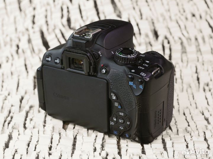 Canon тушка 650d с аккумом и зарядкой
