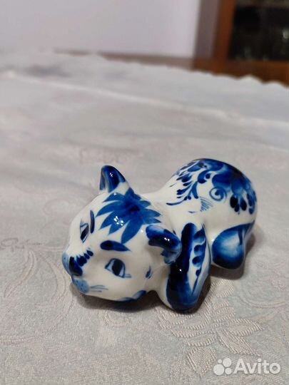 Кот на полку, кошка сувенир гжель