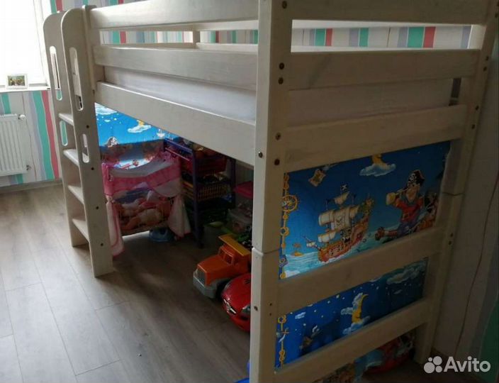 Кровать-чердак полувысокая (массив сосны)