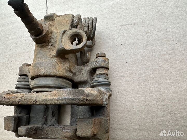 Суппорт задний левый Audi 100 c4