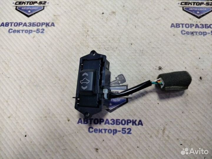 Кнопка люка Nissan Juke YF15