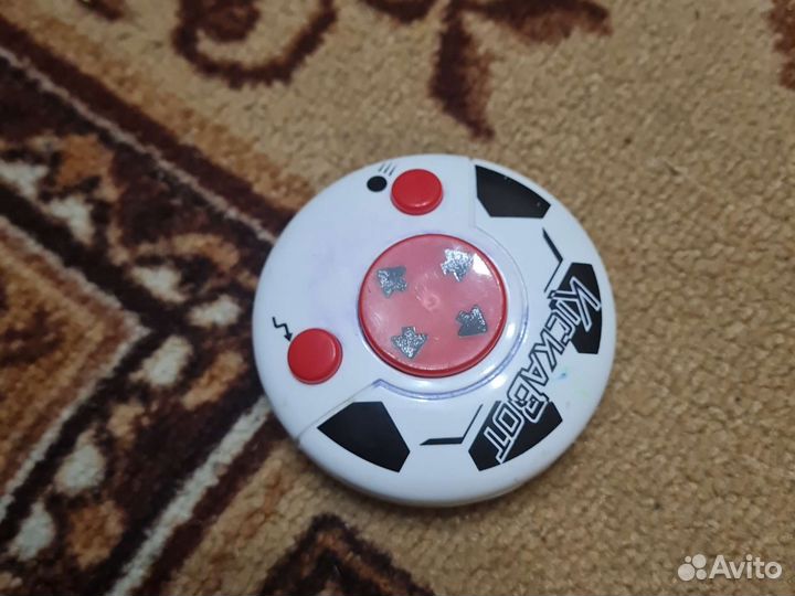 Роботы на радиоуправлении жёлтый и красный