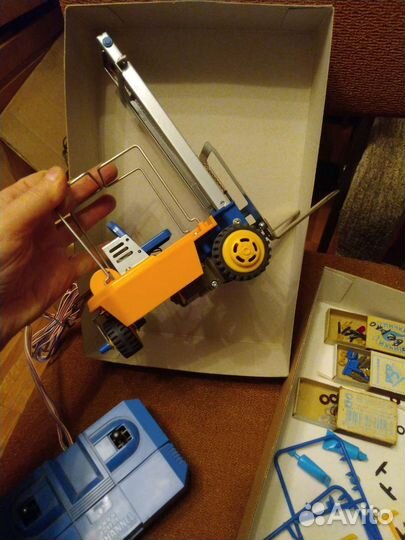 Погрузчик на пульте управления