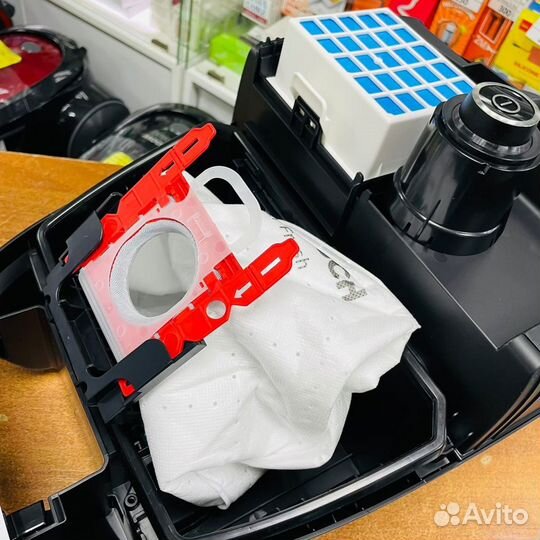 Пылесос с пылесборником Bosch BGL6HYG1