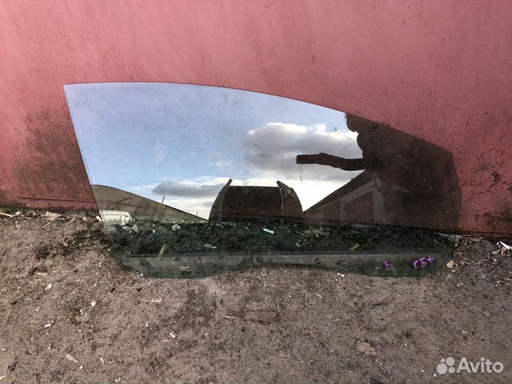 Стекло передней правой двери Volkswagen Golf Plus