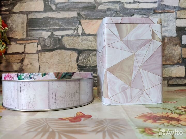 Две жестяные банки для хранения б/у