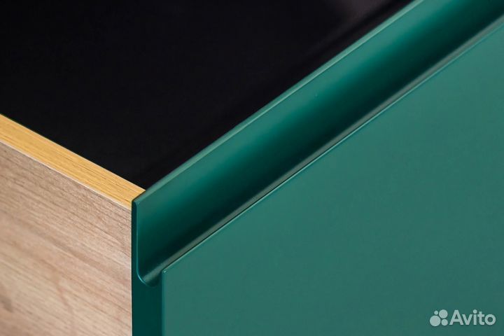 Кухня с рифленым фасадом и баром под ключ