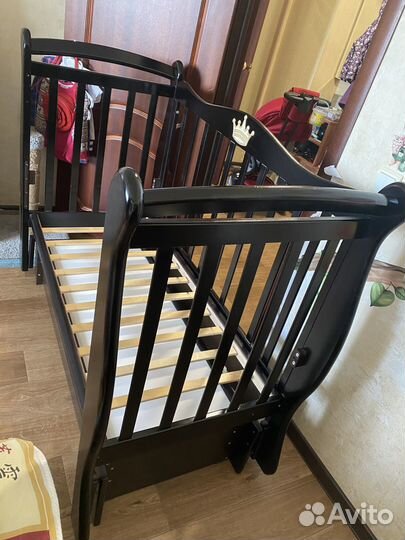 Детская кроватка с маятником и ящиком, цвет венге