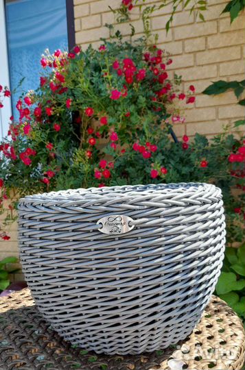 Кашпо из искусственного ротанга