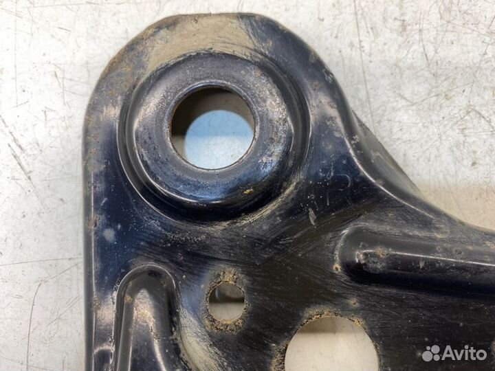 Кронштейн передний правый Mazda 6 седан GG 2.0