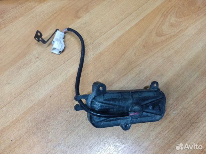 Крышка блока ксенона правая Toyota Ipsum ACM20