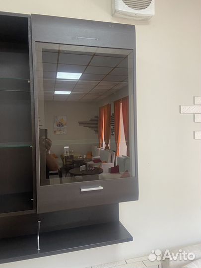 Навесные шкафчики с полочками