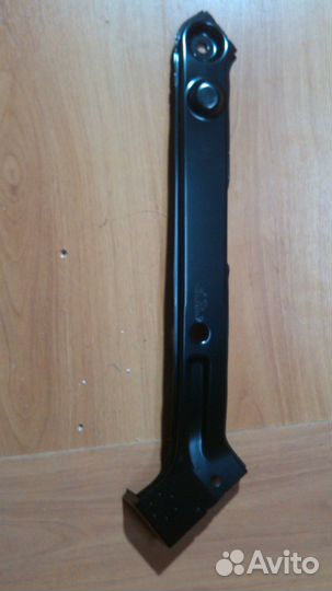 В наличии Кронштейн панели радиатора правый Стойка