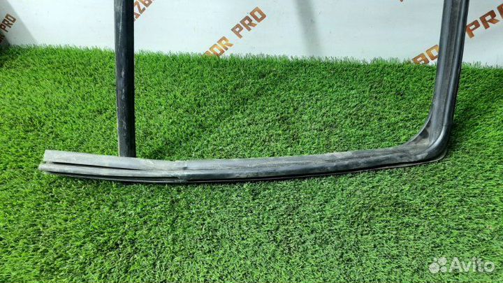 Уплотнитель стекла задний правый Renault Logan 2