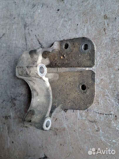 Кронштейн поддона на Mercedes W211