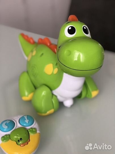 Игрушечный динозавр на пульте