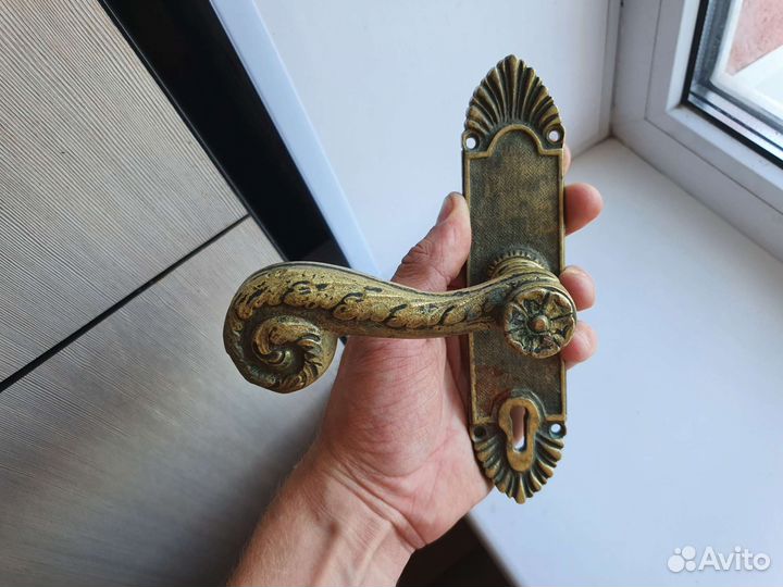 Бронзовая дверная ручка