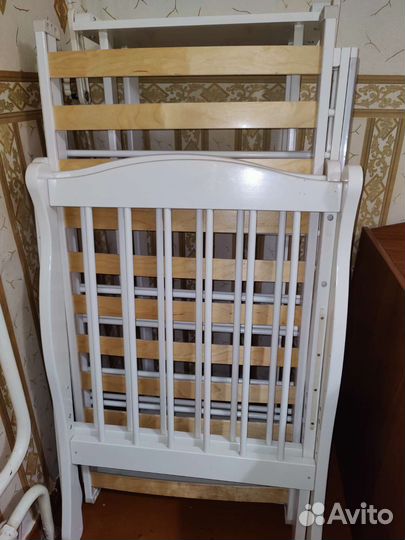 Детская кроватка с маятником 