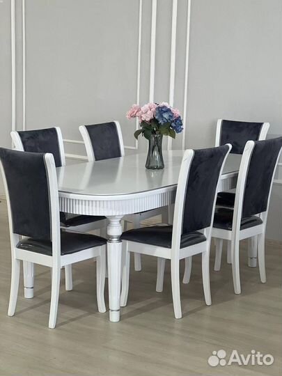 Стол обеденный. В наличии