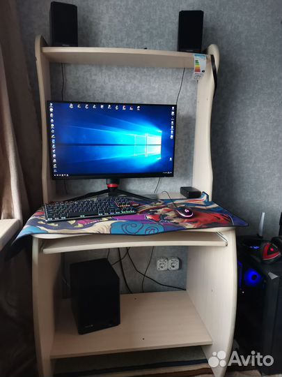 Игровой компьютер с монитором и клавиатурой