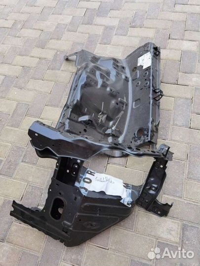 Суппорт фары левый Toyota Land Cruiser 200