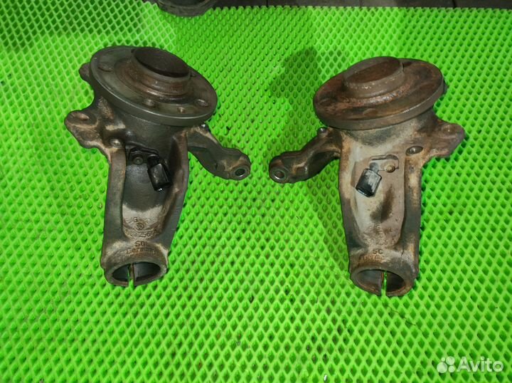 Кулак передний Volkswagen Polo