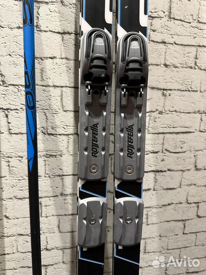 Лыжи с палками и ботинки