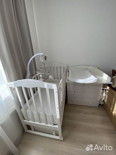 Детская кровать и пеленальный комод