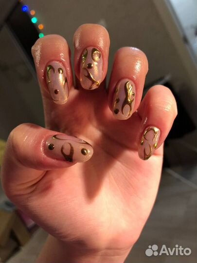 Модель на маникюр с дизайном