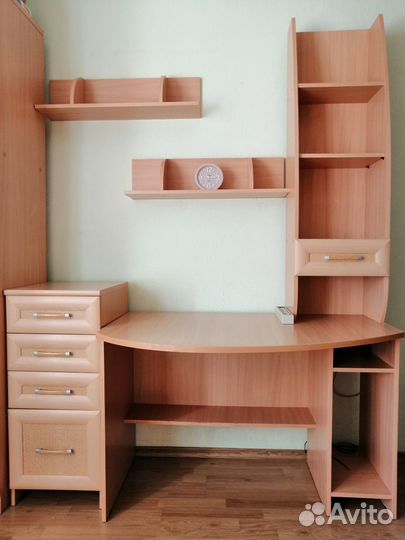 Компьютерный стол и полки