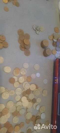 Продам монеты, значки