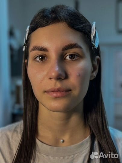 Модель на брови