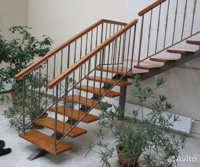 Металлокаркас Лестницы на Ломанном Косоуре в Дом