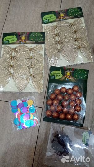 Шишки, ленты, украшения для новогодних композиций