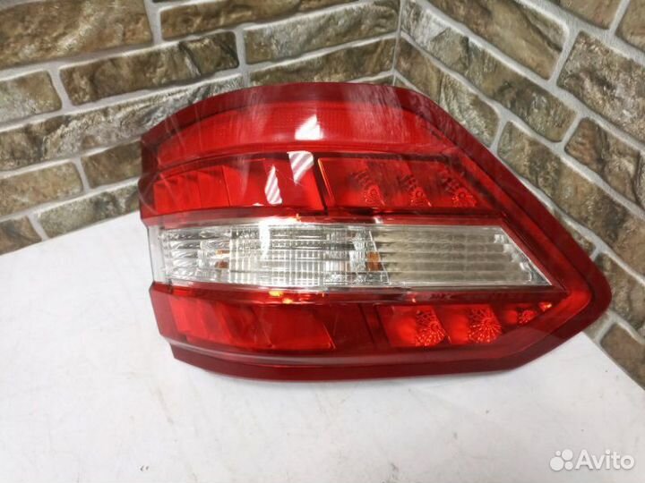 Фонарь задний наружный левый Mercedes-Benz E-Class
