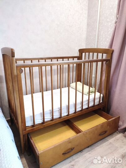 Детская кроватка с маятником