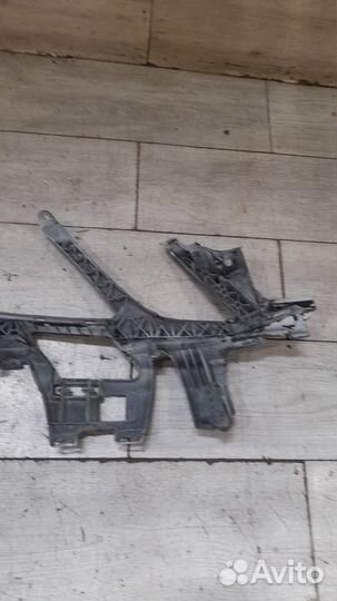 Кронштейн переднего бампера левый Mercedes E Class