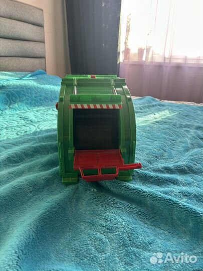 Игрушечный автомобиль