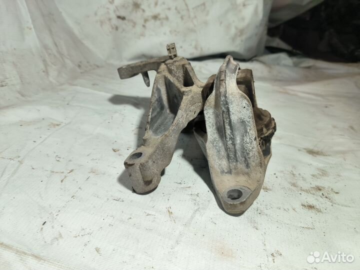 Передняя подушка двигателя K4M Renault Megane 3