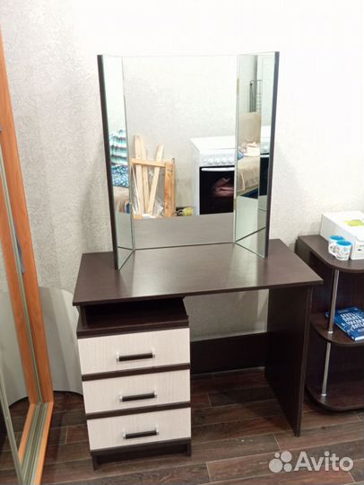 Макияжный столик