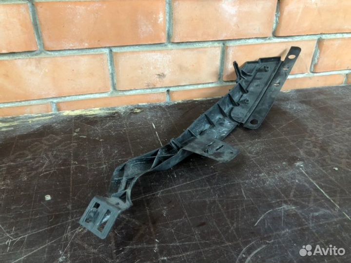 Кронштейн бампера передний левый Opel Astra J