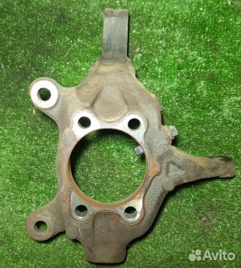 Поворотный кулак передний левый Ниссан Жук F15