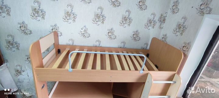 Детская кровать чердак со столом и шкафом