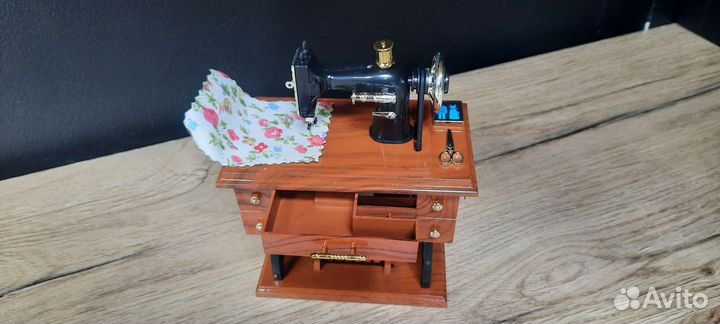 Музыкальная шкатулка швейная машинка