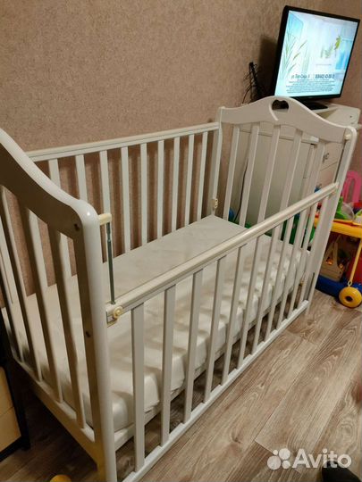 Детская кроватка с маятником