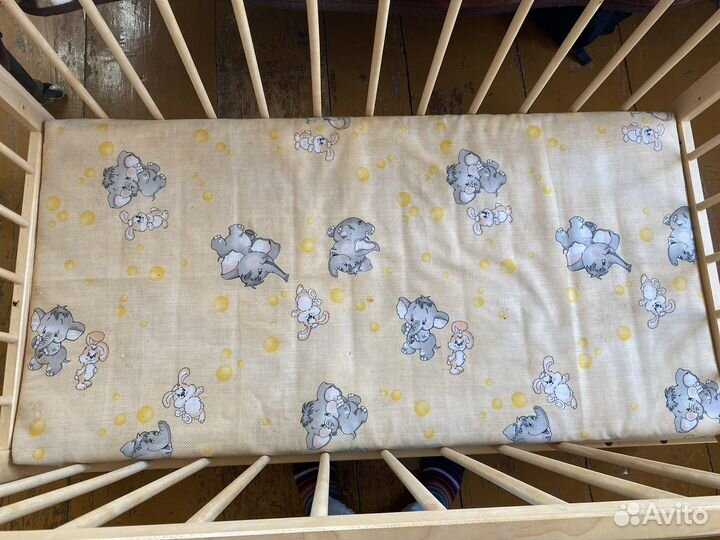 Детская кроватка-маятник