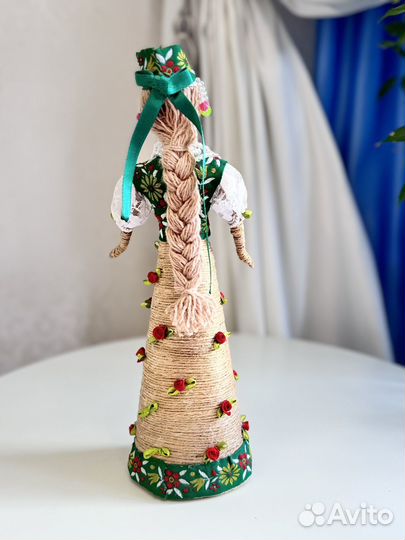 Плетеная кукла в национальном костюме