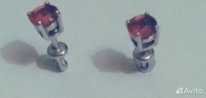 Серьги гвоздики. Серебро 925. Камень корунд