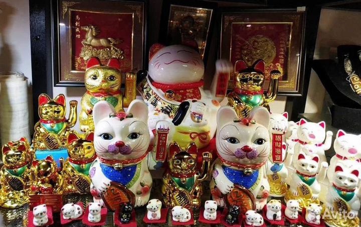 Кот удачи Манеки Неко фарфоровый с монетами