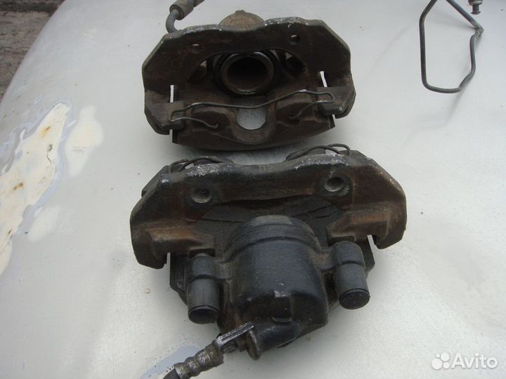 Суппорт перед R Ford Connect 02 - 13 гг